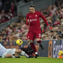 Penyerang Liverpool Darwin Nunez lolos dari gelandang Wolverhampton Wanderers Joao Moutinho  pada laga tunda Liga Inggris pekan ke-7 di Anfield, Rabu (2/3/2023) dini hari WIB. Liverpool sukses mencetak dua gol kemenangan melalui Virgil van Dijk (73') dan Mohamed Saah (77').  (Peter Byrne/PA via AP)