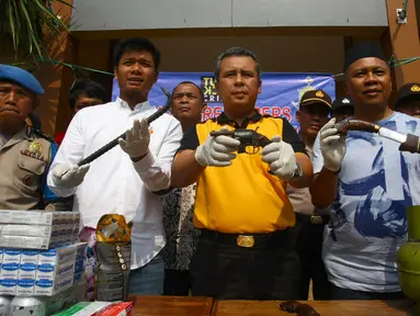 Kapolres Tangerang Selatan AKBP Ferdy Irawan (tengah) bersama jajarannya memperlihatkan barang bukti sejumlah senjata saat gelar perkara kasus pembobolan toko di Polsek Pamulang, Jumat (19/10). Pembobolan terjadi pada subuh tadi. (Merdeka.com/Arie Basuki)