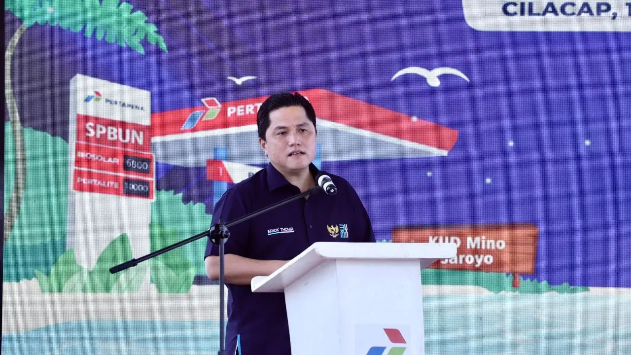 Menteri BUMN RI, Erick Thohir memberikan sambutan dalam acara Peresmian Inisiasi Program Solusi Nelayan di SPBUN 48.532.04 KUD Minu Suroyo PPS Cilacap, Jawa Tengah, Sabtu, (17/9/22). (Dok Pertamina)