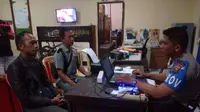 Sobirin melaporkan tiga oknum polisi Palembang yang telah menganiayanya ke Propam Polresta Palembang (Liputan6.com / Nefri Inge)