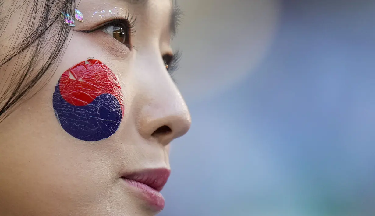 Suporter wanita Korea Selatan saat menghadiri pertandingan melawan Uruguay pada laga Piala Dunia di Stadion Education City, Qatar, Kamis (24/11/2022). (AP/Alessandra Tarantino)