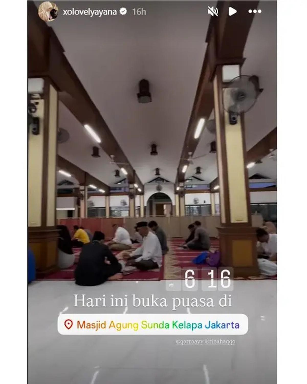 6 Potret Ayana Moon Jalani Ramadan di Indonesia, Jajan Cilok hingga Tarawih