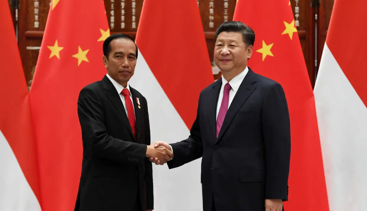 Presiden Tiongkok Xi Jin-ping (kanan) berjabat tangan dengan Presiden RI Joko Widodo di Hangzhou, Tiongkok, Jumat (2/9). Kunjungan Jokowi untuk menghadiri KTT G20. (REUTERS / Minoru Iwasaki)