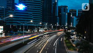 Kondisi lalu lintas di Jalan Jenderal Sudirman, Jakarta, Selasa (29/12/2020). Sejumlah jalan protokol di Jakarta akan ditutup untuk kendaraan dan orang pada malam Tahun Baru 31 Desember 2020. (Liputan6.com/Faizal Fanani)
