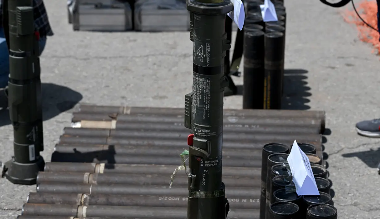 Ceballos mengatakan senapan sniper, bahan peledak, peluncur roket dan granat disita, bersama dengan kokain, ganja dan sepeda motor mahal. (YURI CORTEZ / AFP)