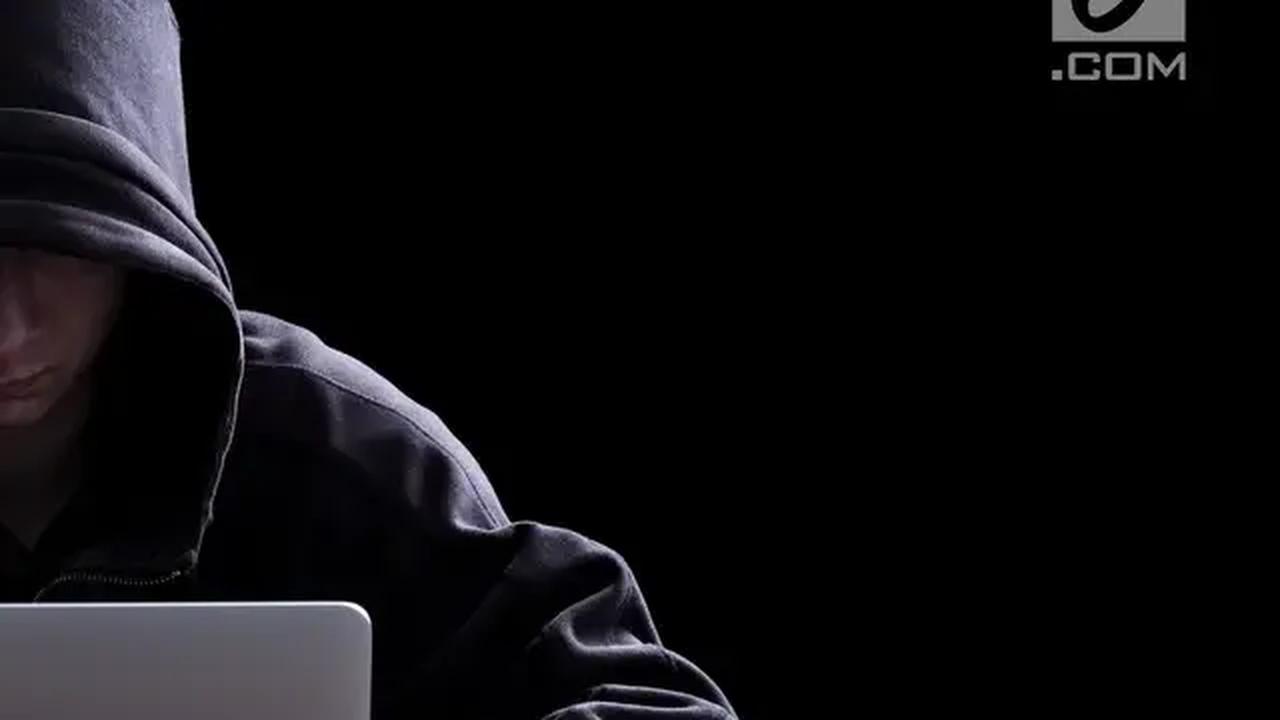 Bila mencurigai ada indikasi hacker telah membobol data pribadi di handphone, si pemilik handphone sebaiknya bergerak cepat menghubungi atau mendatangi bank yang bersangkutan.