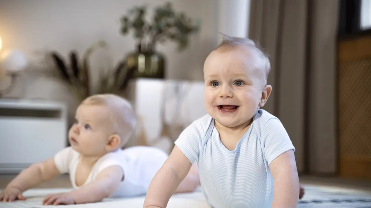 5 Tips Sukses Menyusui Bayi Kembar Supaya Tidak Kesulitan