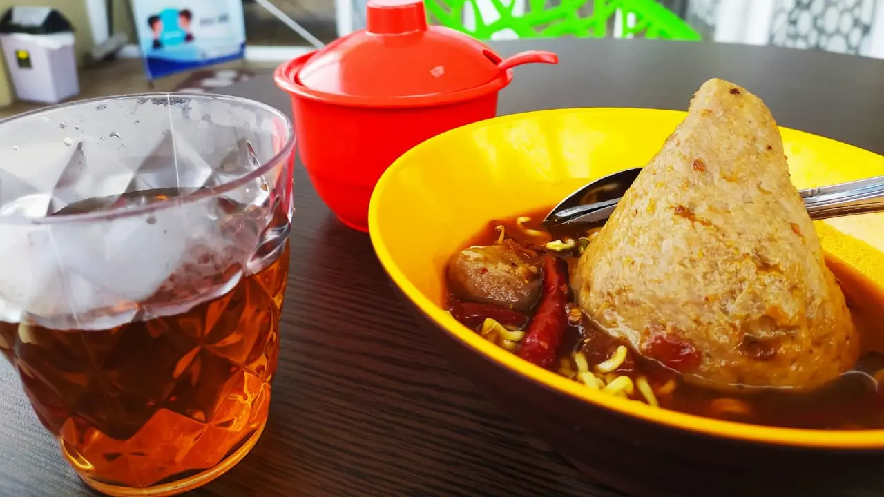 Rujak bakso menu congcot piramida memberikan sensasi berrbeda dengan kuah rujak yang manis-asam di lidah.