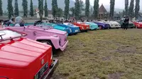 Deretan mobil klasik Volkswagen (VW) safari tahun 1976 dengan atap terbuka, membawa rombongan wisata asal Priangan Timur, menikmati jalan-jalan di kota Sejuta Bunga, Magelang, Jawa Tengah. (Liputan6.com/Jayadi Supriadin)