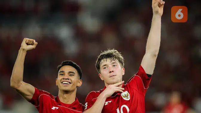 Dua pemain Timnas Indonesia, Marselino Ferdinan dan Ole Romeny, merayakan gol ke gawang Bahrain dalam laga Kualifikasi Piala Dunia 2026 zona Asia di Stadion Utama Gelora Bung Karno (SUGBK) Senayan, Jakarta, Selasa (25/3/2025) malam WIB. (Bola.com/Bagaskara Lazuardi)