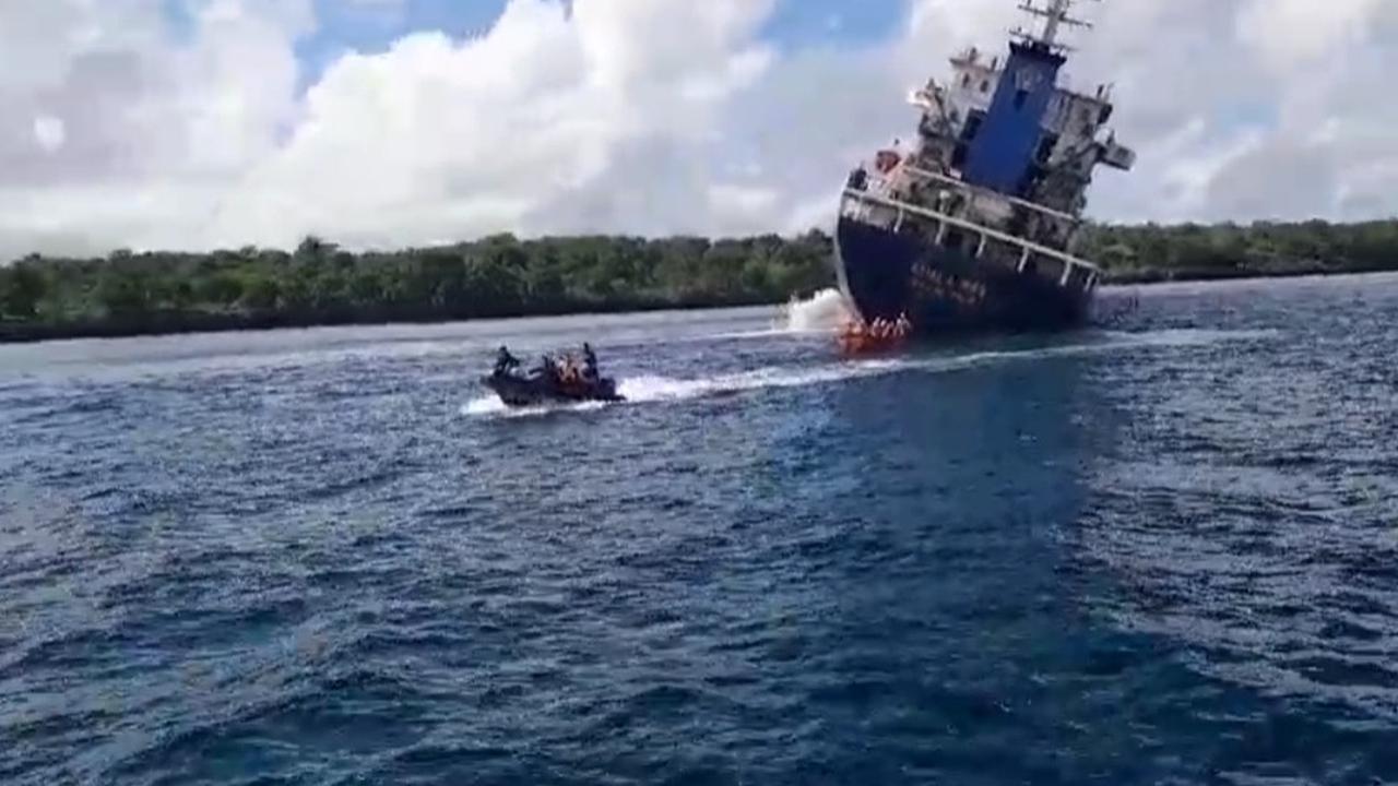 kapal kargo tenggelam di kupang
