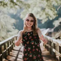 Ilustrasi perempuan cantik dan baik/copyright unsplash.com/Hannah Busing