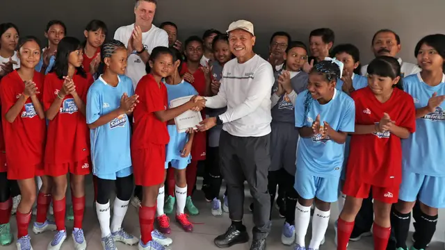 Bupati Kudus Samani Intakoris memberikan ucapan selamat kepada perwakilan kedua tim, Asyifa Sholawa Farizqi atlet asal Kudus. (Liputan6.com/ist)