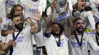 Pemain Real Madrid Marcelo (tengah) dan rekan satu timnya merayakan kemenangan Liga Champions usai mengalahkan Liverpool di Stade de France, Saint-Denis, Prancis, 28 Mei 2022. Real Madrid mengalahkan Liverpool 1-0. (JAVIER SORIANO/AFP)