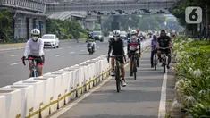 Pesepeda melintas di Jalan Jenderal Sudirman, Jakarta, Minggu (6/6/2021). Gubernur DKI Jakarta Anies Baswedan berencana menambah jalur sepeda sepanjang 101 kilometer di Jakarta pada tahun 2021. (Liputan6.com/Faizal Fanani)