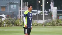 Asisten pelatih baru Timnas Indonesia, Yeom Ki-hun saat sesi latihan di Lapangan A, Kompleks Gelora Bung Karno, Senayan, Jakarta, Sabtu (31/8/2024) sebagai persiapan jelang menghadapi Arab Saudi pada putaran ketiga kualifikasi Piala Dunia 2026 zona Asia. (Bola.com/Abdul Aziz)