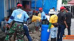 Citizen6, Nunukan: Karya bhakti yang merupakan bagian dari kegiatan bertajuk " Pekan Kebangsaan " itu digelar atas kerja sama antara Tim Ekspedisi Khatulistiwa Sub Korwil 05 Nunukan dan Pemkab Nunukan, Selasa (15/5).(Pengirim: Badarudin Bakri)