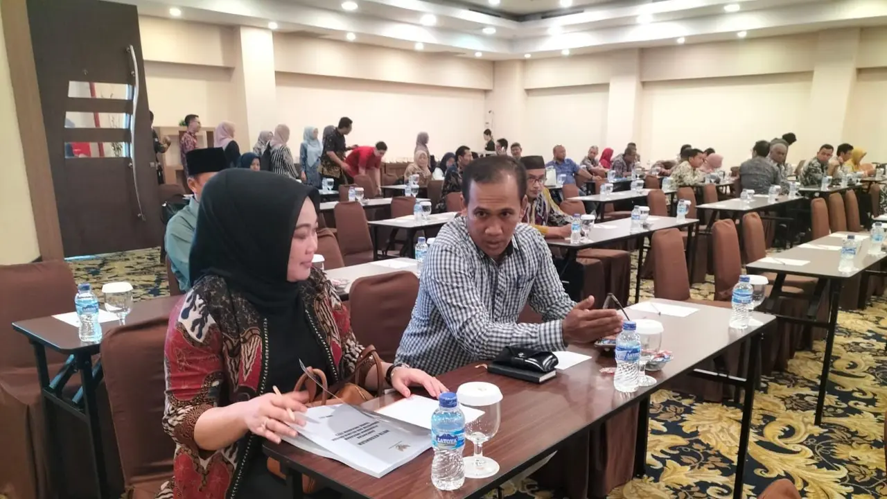 Foto DPRD Tuban menggelar rapat di hotel di Jogjakarta. (Istimewa)