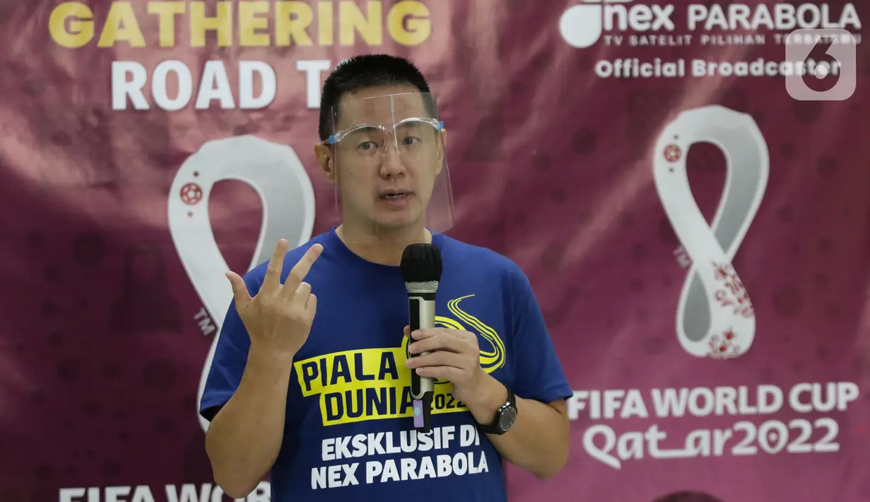 Direktur Nex Parabola, Junus Koswara saat mengumumkan Nex Parabola sebagai pemegang hak siar jalur tv digital satelit Piala Dunia 2022 Qatar, Jakarta, Kamis (24/3/2022). Junus Koswara menjelaskan hal terkait hak siar jalur tv digital satelit Piala Dunia 2022 Qatar. (Liputan6.com/Helmi Fithriansyah)