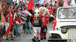 Kemeriahan parade budaya yang diadakan oleh Bali United di sepanjang Jalan By Pass Dharma Giri menuju Stadion Kapten I Wayan Dipta, Bali, Senin (23/12). Parade budaya diadakan untuk merayakan gelar juara Bali United. (Bola.com/Aditya Wany)