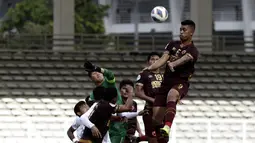 Bek PSM Makassar, Hussein El Dor, berusaha menyundul bola saat melawan Shan United pada laga Piala AFC 2020 di Stadion Madya, Senayan, Jakarta, Rabu (26/2). PSM menang 3-1 atas Shan United. (Bola.com/Yoppy Renato)