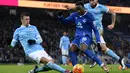 Pemain Everton, Romelu Lukaku (tengah) mencoba melakukan temmbakan saat dihadang pemain Manchester City pada lanjutan Liga Premier Inggris di Stadion Etihad, Manchester, Kamis (14/1/2016) dini hari WIB. (AFP Photo/Oli Scarff)