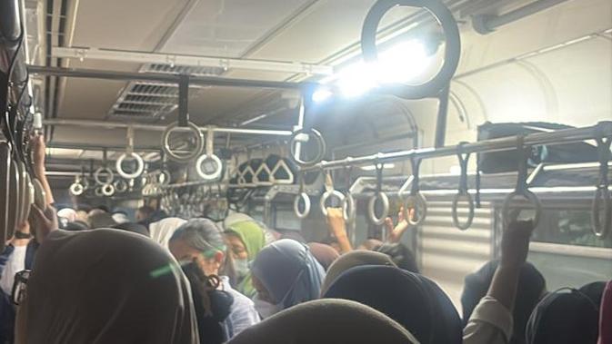 KAI Jelaskan Penyebab KRL Terhenti di Tengah Jalan: Percikan Api di Tiang Listrik