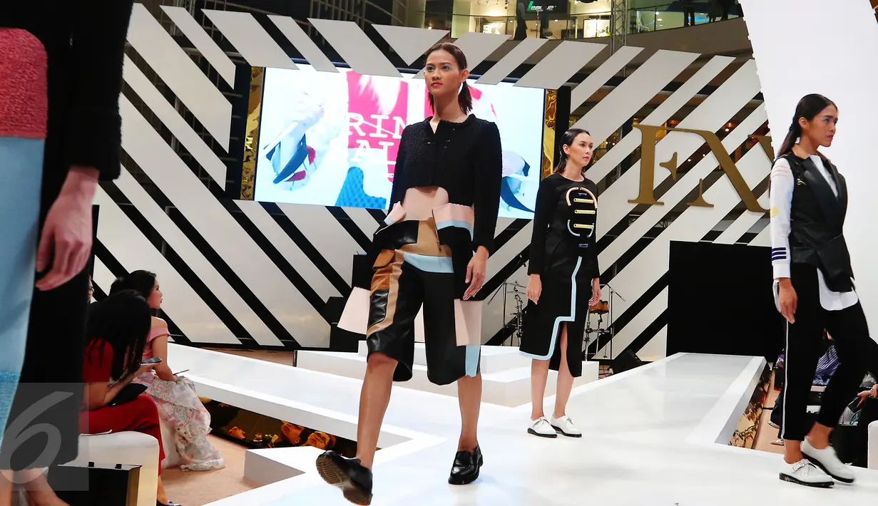 Model membawakan busana koleksi Rinda Salmun saat penutup Fashion Nation Tenth Edition (FNX) di Senayan City, Jakarta, (23/4). Rinda Salmun berkolaborasi dengan seniman patung Faisal Habibie, karya Rinda menjadi begitu unik. (Liputan6.com/Angga Yuniar)