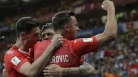 Para pemain timnas Swiss merayakan gol ke gawang Brasil pada laga penyisihan Grup E Piala Dunia 2018 di Rostov Arena, Senin (18/6/2018) dini hari WIB. (AP Photo/Themba Hadebe)