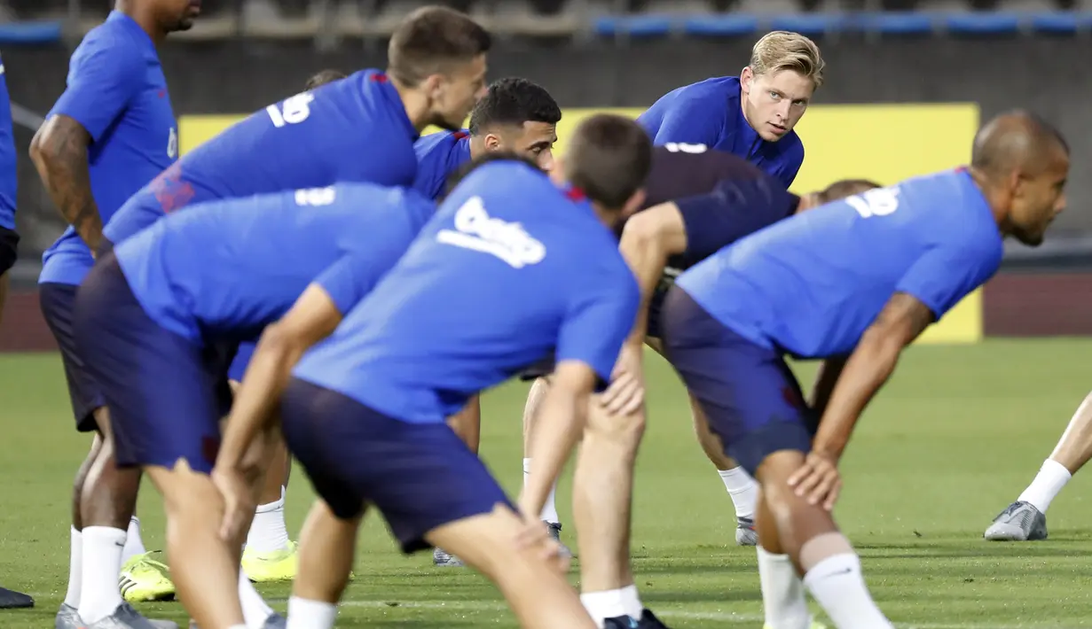 Gelandang Barcelona, Frenkie de Jong (atas kanan) melakukan pemanasan selama sesi latihan di Stadion Atletik Kota Machida di Tokyo (22/7/2019). Barcelona akan bertanding melawan Chelsea pada laga pramusim di ajang trofeo Rakuten Cup 2019 di Stadion Saitama. (AP Photo/Eugene Hoshiko)