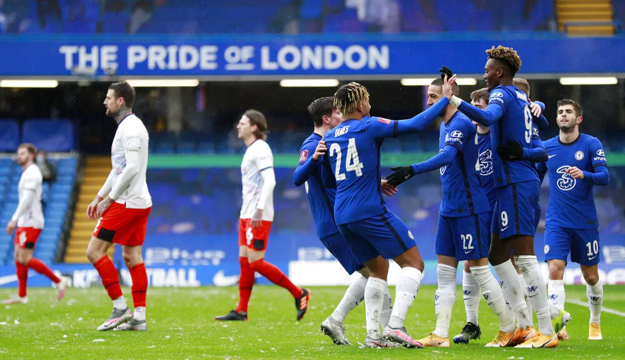 Para pemain Chelsea merayakan gol yamg dicetak oleh Tammy Abraham ke gawang Luton Town pada laga Piala FA di Stadion Stamford Bridge, Minggu (24/1/2021). Chelsea menang dengan skor 3-1. (AP/Ian Walton)