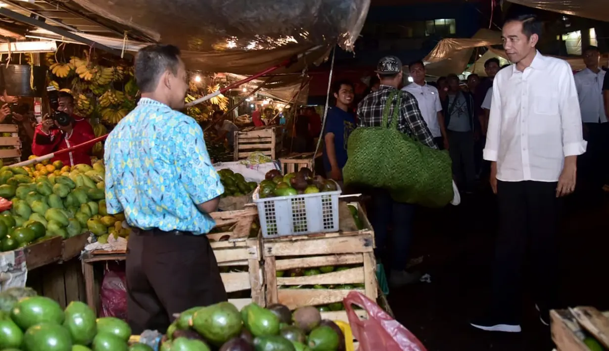 Presiden Joko Widodo (Jokowi) blusukan ke Pasar Bogor yang berlokasi di Jalan Roda, Kota Bogor, Selasa (30/10) malam. Presiden ingin mengetahui langsung dan memastikan harga-harga bahan pokok di pasar stabil. (Liputan6.com/HO/Biro Pers Setpres)