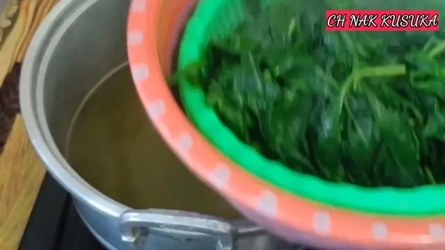 Tanpa Baking Soda, Ini Cara Cepat Rebus Daun Singkong Agar Tetap Hijau dan Empuk