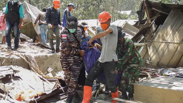 Tim Gabungan Berjibaku Cari dan Evakuasi Korban Erupsi Gunung Lewotobi Laki-Laki