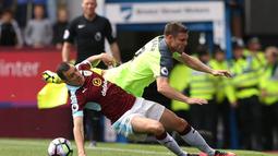 Pemain Burnley, Dean Marney (kiri), berebut bola dengan pemain Liverpool, James Milner, dalam lanjutan Premier League di Stadion Turf Moor, Sabtu (20/8/2016). (Reuters/Scott Heppell)