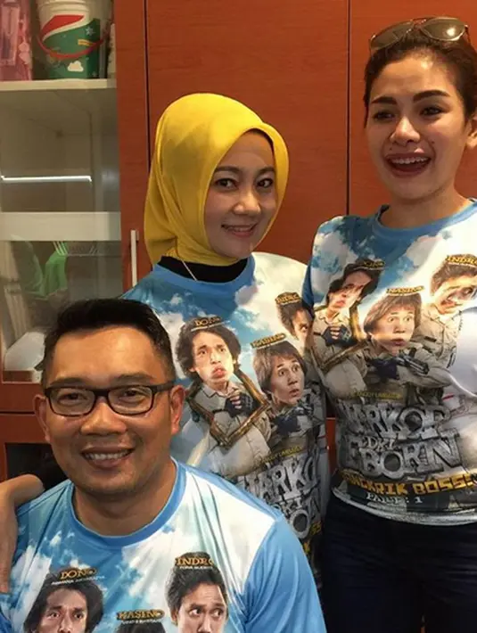 "Perempuan itu punya naluri melindungi...Saat ada perempuan sexy dan terkenal ternyata ngefans dan ingin berfoto dengan suami kita, Sssrrttttt!!.....langsung pasang posisi melindungi. Ini melindungi loh...bukan cemburu......bukan...!"tulis ataliapr. 