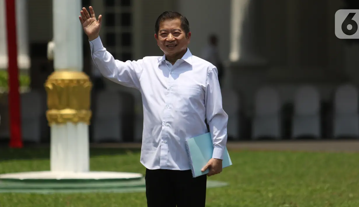 Pelaksana Tugas (Plt) Ketua Umum PPP Suharso Monoarfa melambaikan tangan saat tiba di Istana Negara, Selasa (22/10/2019). Kedatangan Suharso Monoarfa menyusul sejumlah tokoh yang sebelumnya datang ke Istana terkait penetapan Calon Menteri Kabinet Kerja Jilid 2. (Liputan6.com/Angga Yuniar)