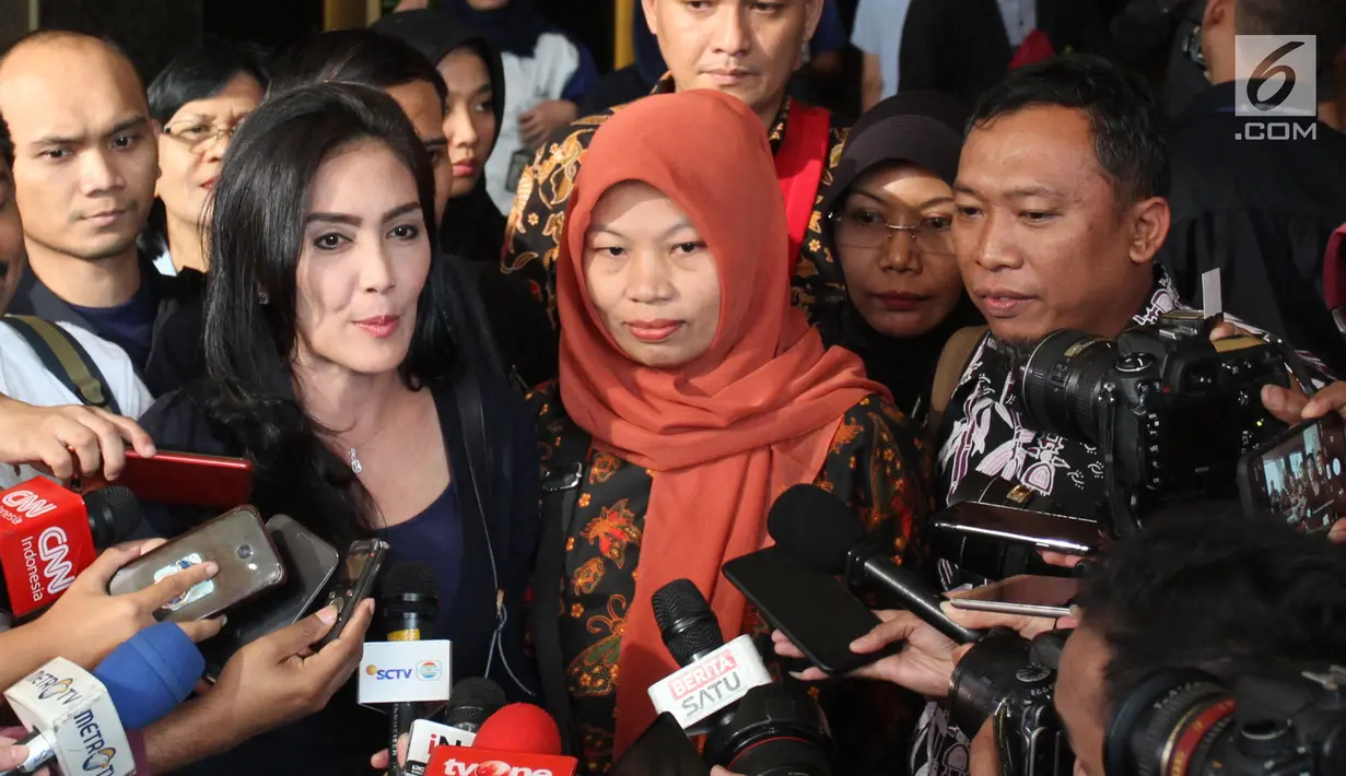 Politikus PDIP Rieke Diah Pitaloka (kiri) memberi keterangan usai menemani terpidana kasus pelanggaran ITE Baiq Nuril (tengah) bertemu Menkumham Yasonna Laoly di Kantor Menkumham, Jakarta, Senin (8/7/2019). (Liputan6.com/Angga Yuniar)