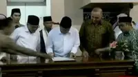 Menteri Agama Lukman Hakim mengajak umat muslim Indonesia bersyukur atas hadiah istimewa ini.