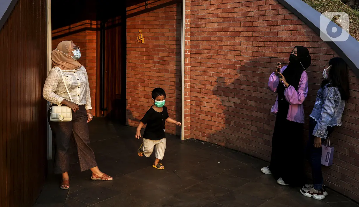 Warga berfoto saat berlibur di salah satu mal di Jakarta, Sabtu (15/5/2021). Libur Lebaran dimanfaatkan sebagian warga Jakarta yang tidak dibolehkan mudik untuk berekreasi ke mal. (Liputan6.com/Johan Tallo)