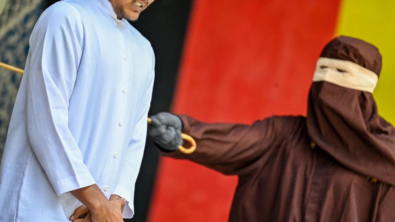 FOTO: Enam Pelanggar Qanun Jalani Hukuman Cambuk di Banda Aceh