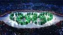 Cincin Olimpiade dari tumbuhan yang diperagakan penari saat pembukaan Olimpiade Rio 2016 di Stadion Maracana, Rio de Janeiro, (5/8/2016). (AFP/Antonin Thuillier)