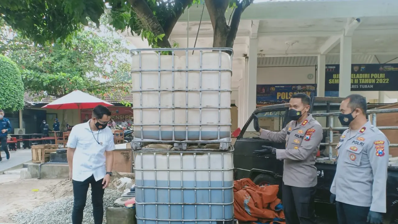 Polisi gerebek gudang penyimpanan solar di Tuban. (Adirin/Liputan6.com)