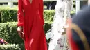 Kate mengenakan red tea-length dress dari label fafavoritnya, Alexander McQueen.  [Foto: IG/coutureroyal].