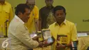 Sekjen Partai Golkar Idrus Marham  (kanan) memberikan buku kepada Nurdin Hallid saat acara sosialisasi panitia pengarah Musyawarah Nasional Luar Biasa Partai Golkar, Jakarta, Senin (2/5). (Liputan6.com/Johan Tallo)