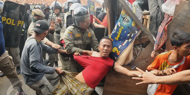 20160411-Penertiban Pasar Ikan bentrok, Aparat Keamanan Angkut Warga-Jakarta