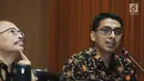 Anggota Pansel MK Mas Achmad Santosa (kiri) dan Zainal Arifin memberi keterangan kepada awak media usai melakukan pertemuan di gedung KPK, Jakarta, Senin (9/7). Pertemuan tersebut meminta masukan kreteria 9 nama calon hakim MK. (Merdeka.com/Dwi Narwoko)