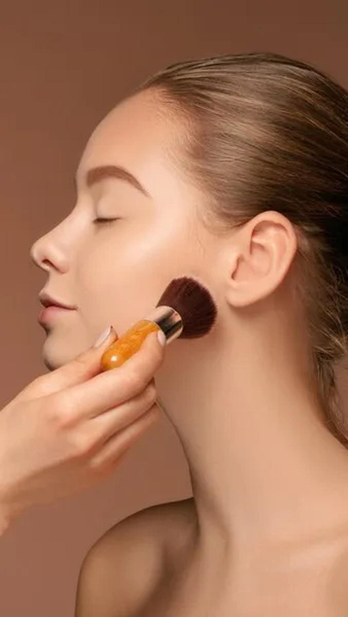 Dengan mengikuti tips di atas, kamu dapat menciptakan makeup yang lebih cantik dan natural dengan contour. Semoga informasi ini membantu memperindah penampilanmu!