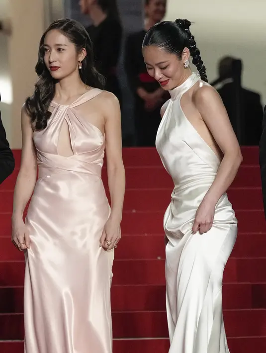 <p>Krystal Jung berperan sebagai Han Yu Rim sementara Jeon Yeo Bin sebagai Shin Mi Do. Dalam Festival Film Cannes 2023 keduanya tampak cantik memukau dengan blackless dress. (Foto: Scott Garfitt/Invision/AP)</p>