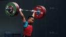 Aksi Eko Yuli Irawan menahan beban angkatan 135 kg snacth saat turun pada kelas 62 kg di Hall A Arena PRJ, Jakarta, Rabu (11/2/2018). Eko berhasil menyabet medali emas. (Bola.com/Nicklas Hanoatubun)